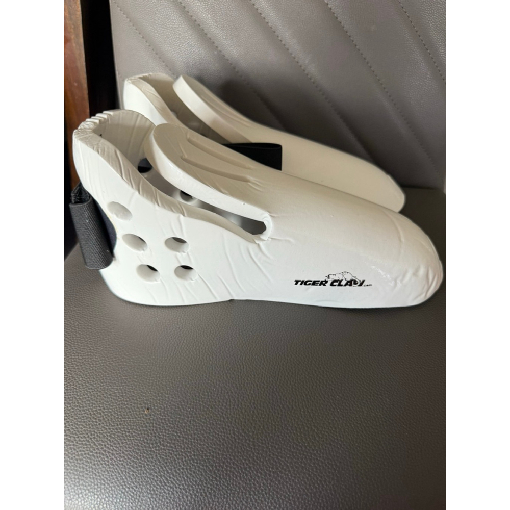 Men's Tiger Claw White Sparring Gear Size 10 1/4